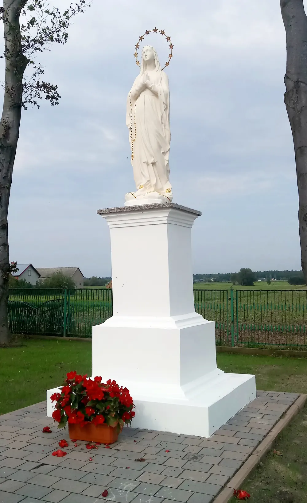 Figura Matki Bożej Różańcowej w Korzeniu