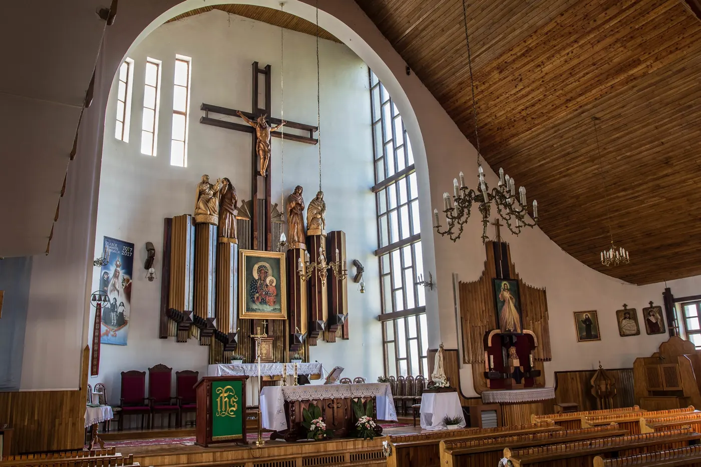 Ołtarz główny kościoła Matki Bożej Częstochowskiej w Łącku